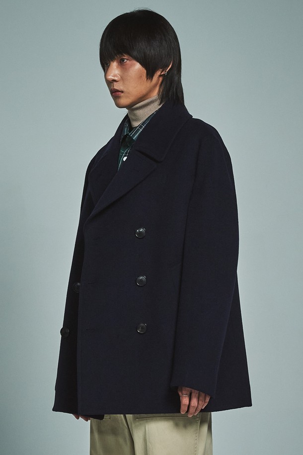 버로우 오버사이즈 울 피코트는 여성용 아우터로, 가을과 겨울에 착용하기 좋은 두꺼운 울 소재의 피코트입니다. 블랙과 네이비 두 가지 색상으로 제공되며, 클래식하고 미니멀한 스타일을 연출합니다. 오버핏 실루엣과 숄더 패드로 세련된 핏을 강조하며, 더블 버튼 여밈 방식으로 디자인되었습니다. 일상, 오피스룩, 출근룩, 모임룩 등 다양한 TPO에 활용 가능하며 클래식, 미니멀, 시크한 스타일을 완성합니다.
