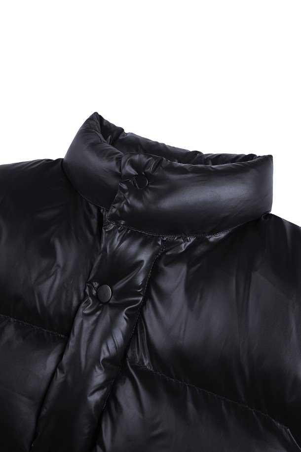 윈드미어 투웨이 푸퍼 패딩 재킷은 겨울철 일상에서 캐주얼하고 스포티한 스타일을 연출하기에 좋은 아이템입니다. 오버핏 디자인과 두꺼운 두께감으로 뛰어난 보온성을 제공하며, 부드러운 촉감의 나일론 소재를 사용하여 편안한 착용감을 선사합니다. 무지 디자인의 블랙 컬러로 어떤 스타일에도 쉽게 매치할 수 있으며, 긴 소매와 투웨이 지퍼 디테일이 실용성을 더합니다. 방풍 기능까지 갖춰 추운 날씨에도 든든하게 몸을 보호해 줍니다.
