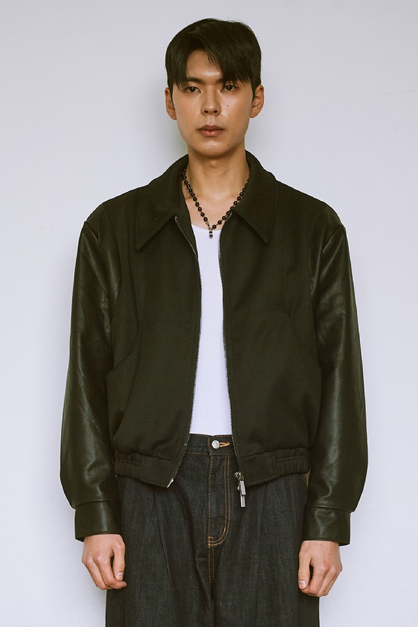 에든버러 커브드 레더 블루종은 남성용 아우터로, 클래식하고 미니멀한 스타일을 추구하는 분들을 위한 블랙 컬러의 가죽 블루종입니다. 봄, 가을에 적합하며, 뻣뻣한 촉감과 두꺼운 두께감이 특징입니다. 레귤러핏으로 제작되었으며, 집업 여밈 방식과 소매 립 디테일, 칼라 디자인이 돋보입니다. 데이트룩, 모임룩, 비즈니스 캐주얼에 활용하기 좋으며, 시크한 매력을 더해줍니다.
