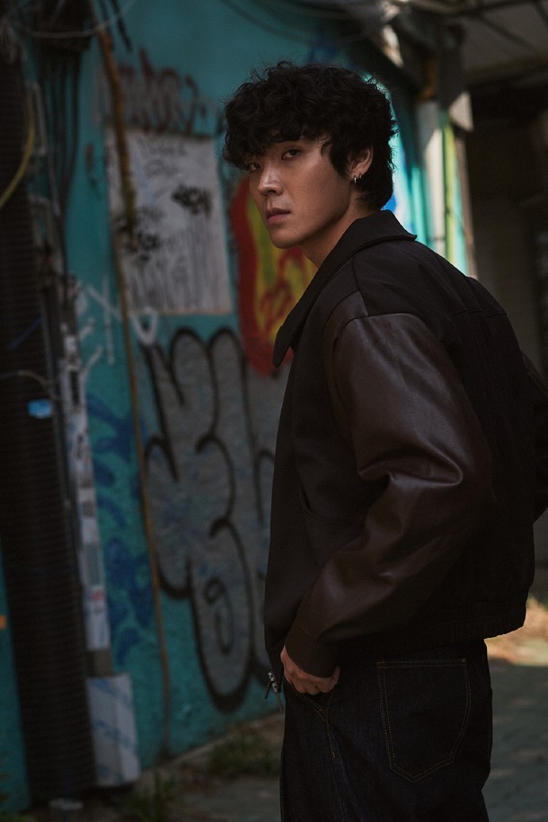 에든버러 커브드 레더 블루종은 클래식한 무드를 선호하는 여성 고객을 위한 아우터입니다. 블랙 컬러의 가죽 소재, 크롭 기장과 레귤러핏으로 제작되어 시크하고 미니멀한 스타일을 연출합니다. 봄, 가을에 착용하기 좋으며, 집업 방식으로 간편하게 여밀 수 있습니다. 특히 퍼프 소매 디테일이 여성스러운 포인트를 더해 데이트룩, 모임룩에 적합합니다.
