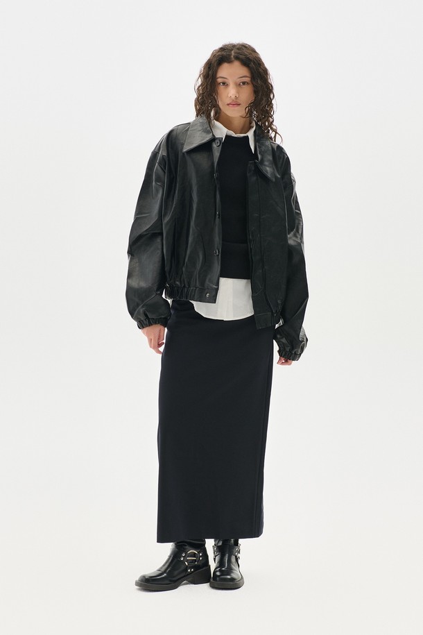 하이드 히든버튼 레더 블루종은 남성용 아우터로, 봄, 가을에 착용하기 좋습니다. 블랙 컬러의 무지 디자인으로 캐주얼, 미니멀, 시크한 스타일을 연출할 수 있습니다. 히든 버튼 여밈 방식과 레귤러핏으로 깔끔한 실루엣을 자랑하며, 부드러운 촉감의 레더(합성가죽) 소재로 제작되었습니다. 밑단 밴딩 디테일이 있으며, 데이트룩이나 모임룩에 활용하기 좋습니다. 긴소매 기장의 레귤러 기장 블루종입니다.
