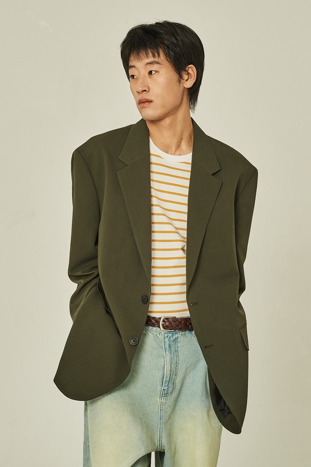 치스윅 빅 오버 블레이저는 남성용 아우터로, 봄, 가을에 착용하기 좋은 두꺼운 두께감의 블레이저입니다. 카키와 올리브 두 가지 색상으로 출시되었으며, 캐주얼, 클래식, 미니멀 스타일을 모두 아우르는 디자인입니다. 오버핏 실루엣과 싱글 버튼 여밈 방식이 특징이며, 출근룩, 비즈니스 캐주얼, 모임룩 등 다양한 TPO에 활용할 수 있습니다. 긴 소매 기장과 무지 패턴으로 깔끔한 느낌을 줍니다. 
