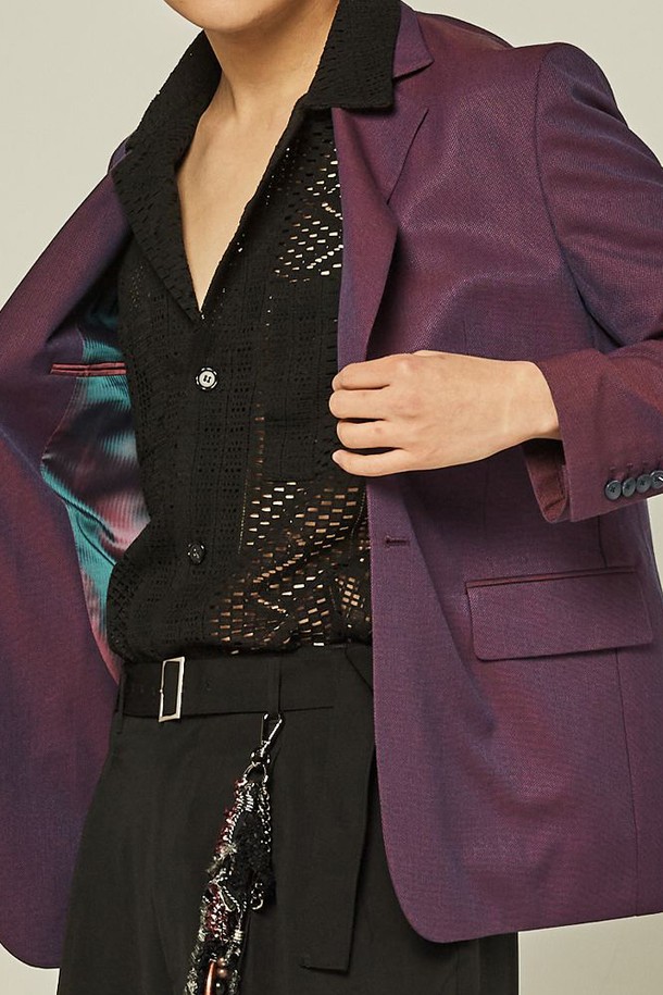 세련된 스타일을 완성하는 캠던 투톤 오버 블레이저입니다. 여성 의류로, 봄, 가을에 어울리는 보통 두께감의 블레이저입니다. 부드러운 촉감의 폴리에스테르 소재로 제작되었으며, 클래식과 모던 무드를 동시에 연출합니다. 오버핏, 싱글 버튼 여밈, 투톤 배색과 카라 디테일이 특징이며, 오피스룩, 비즈니스 캐주얼, 모임룩 등 다양한 TPO에 활용할 수 있습니다. 미니멀, 시크 스타일을 선호하는 분들께 추천합니다.
