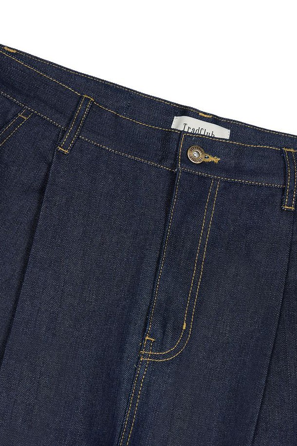 네이비, 진청 컬러의 탭로우 원턱 데님 와이드 팬츠입니다. 봄, 가을에 어울리는 긴 기장의 데님 팬츠로, 캐주얼 및 베이직 스타일을 연출하기 좋습니다. 뻣뻣한 촉감의 데님 소재로 제작되었으며, 넉넉한 루즈핏으로 편안한 착용감을 선사합니다. 허리 부분에 원턱 디테일이 있어, 클래식하고 미니멀한 무드를 더합니다. 일상복으로 활용하기 좋은 데님 팬츠입니다.
