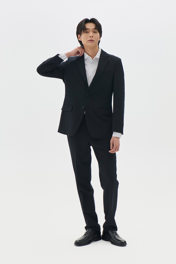 트래드클럽 캔터베리 106 레귤러 셋업 수트 (6가지 컬러)는 남성 고객을 위한 포멀하고 클래식한 스타일의 정장 수트입니다. 울 소재로 제작되어 부드러운 촉감과 두꺼운 두께감으로 따뜻함을 제공하며, 봄, 가을, 겨울 계절에 적합합니다. 레귤러핏 싱글버튼 디자인으로, 일상, 비즈니스, 오피스룩, 비즈니스 캐주얼, 출근룩 등 다양한 TPO에 활용 가능합니다. 블랙, 네이비, 그레이, 브라운, 베이지, 차콜 6가지 컬러 옵션으로 제공됩니다. 미니멀한 디자인과 셋업 구성으로 세련된 스타일을 연출할 수 있습니다.
