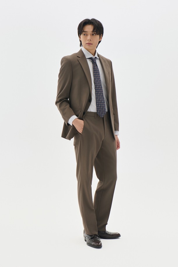 트래드클럽 캔터베리106 레귤러 셋업 수트 (6COLORS)는 부드러운 울 소재로 제작되어 편안한 착용감을 선사합니다. 남성용 정장 수트로, 봄, 가을, 겨울 세 계절 모두 활용 가능하며, 일상과 포멀한 자리 모두에 적합합니다. 클래식하고 포멀한 스타일의 무지 디자인에 레귤러핏으로 제작되었으며, 싱글 버튼 여밈 방식으로 깔끔함을 더했습니다. 오피스룩, 출근룩, 모임룩 등 다양한 TPO에 맞춰 미니멀하고 시크한 스타일을 연출할 수 있습니다. 브라운 컬러를 포함한 6가지 다채로운 색상으로 만나보세요.
