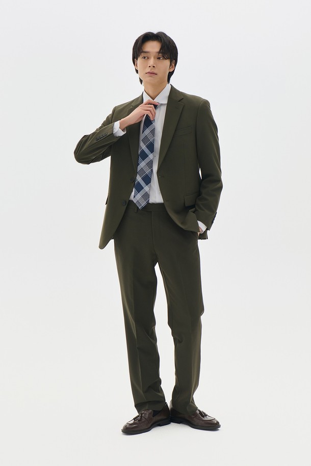 트래드클럽 캔터베리 106 레귤러 셋업 수트 (6가지 컬러)는 남성 고객을 위한 포멀, 클래식 스타일의 수트입니다. 울 소재에 두꺼운 두께감으로 봄, 가을, 겨울 착용에 적합하며, 카키 및 올리브 등 6가지 다채로운 색상으로 제공됩니다. 레귤러핏 싱글 버튼 디자인으로, 오피스룩, 비즈니스 캐주얼, 모임룩 등 TPO에 맞춰 미니멀하고 시크한 스타일을 연출할 수 있습니다. 상의는 레귤러 기장, 소매는 긴 소매로 제작된 셋업 수트입니다.
