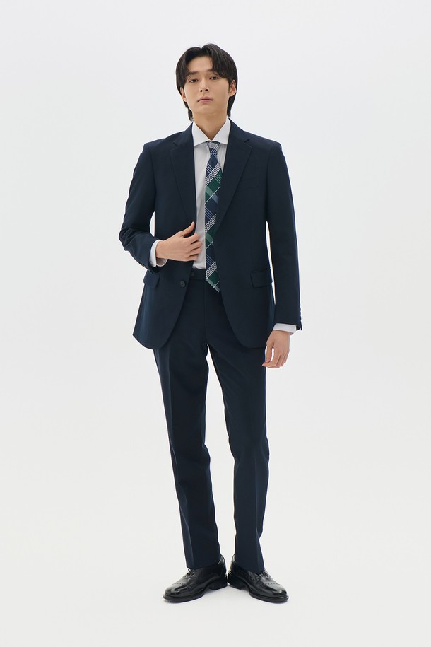 트래드클럽 캔터베리 106 레귤러 셋업 수트는 남성 고객을 위한 포멀한 스타일의 정장 수트입니다. 울 소재로 제작되어 부드러운 촉감과 보통 두께감으로 봄, 가을, 겨울 시즌에 착용하기 좋습니다. 네이비, 블랙, 그레이, 브라운, 베이지, 차콜 등 6가지 다채로운 컬러 옵션을 제공하며, 싱글 버튼 여밈 방식과 레귤러 핏으로 클래식하고 미니멀한 디자인을 완성했습니다. 오피스룩, 비즈니스 캐주얼, 출근룩 등 다양한 TPO에 활용 가능하며, 셋업 구성으로 세련된 스타일을 연출할 수 있습니다.
