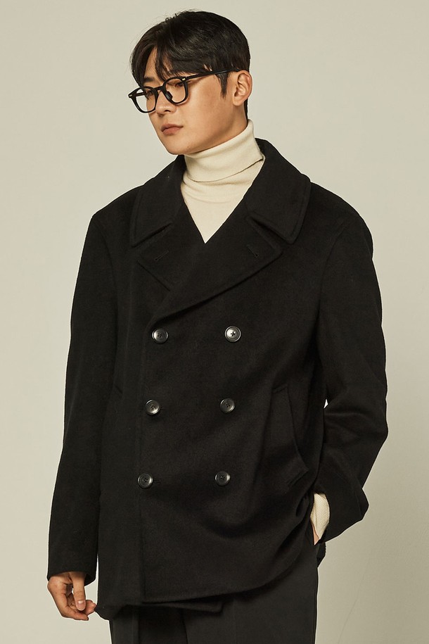 버로우 오버사이즈 울 피코트는 여성용 아우터로, 가을과 겨울에 착용하기 좋은 두꺼운 울 소재의 피코트입니다. 블랙과 네이비 두 가지 색상으로 제공되며, 클래식하고 미니멀한 스타일을 연출합니다. 오버핏 실루엣과 숄더 패드로 세련된 핏을 강조하며, 더블 버튼 여밈 방식으로 디자인되었습니다. 일상, 오피스룩, 출근룩, 모임룩 등 다양한 TPO에 활용 가능하며 클래식, 미니멀, 시크한 스타일을 완성합니다.
