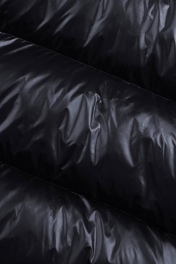 윈드미어 투웨이 푸퍼 패딩 재킷은 겨울철 일상에서 캐주얼하고 스포티한 스타일을 연출하기에 좋은 아이템입니다. 오버핏 디자인과 두꺼운 두께감으로 뛰어난 보온성을 제공하며, 부드러운 촉감의 나일론 소재를 사용하여 편안한 착용감을 선사합니다. 무지 디자인의 블랙 컬러로 어떤 스타일에도 쉽게 매치할 수 있으며, 긴 소매와 투웨이 지퍼 디테일이 실용성을 더합니다. 방풍 기능까지 갖춰 추운 날씨에도 든든하게 몸을 보호해 줍니다.
