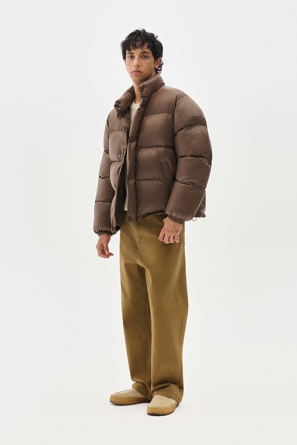 **윈드미어 투웨이 푸퍼 패딩 재킷**은 추운 겨울에도 따뜻하고 스타일리시하게 연출할 수 있는 여성용 패딩 재킷입니다. 부드러운 나일론 소재와 두꺼운 두께감으로 뛰어난 보온성을 제공하며, 오버핏 크롭 디자인과 볼륨감 있는 실루엣이 캐주얼하면서도 트렌디한 무드를 선사합니다. 집콕룩, 산책룩 등 편안한 일상에 잘 어울리며, 미니멀한 스타일을 즐기는 분들께 추천합니다. 브라운, 다크브라운 두 가지 컬러로 출시되었으며, 투웨이 지퍼 디테일로 실용성을 더했습니다. 긴 소매 기장과 무지 패턴으로 어떤 옷에도 쉽게 매치할 수 있습니다.
