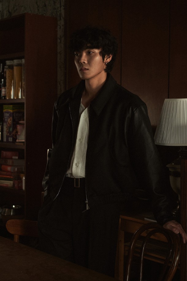 에든버러 커브드 레더 블루종은 남성용 아우터로, 클래식하고 미니멀한 스타일을 추구하는 분들을 위한 블랙 컬러의 가죽 블루종입니다. 봄, 가을에 적합하며, 뻣뻣한 촉감과 두꺼운 두께감이 특징입니다. 레귤러핏으로 제작되었으며, 집업 여밈 방식과 소매 립 디테일, 칼라 디자인이 돋보입니다. 데이트룩, 모임룩, 비즈니스 캐주얼에 활용하기 좋으며, 시크한 매력을 더해줍니다.
