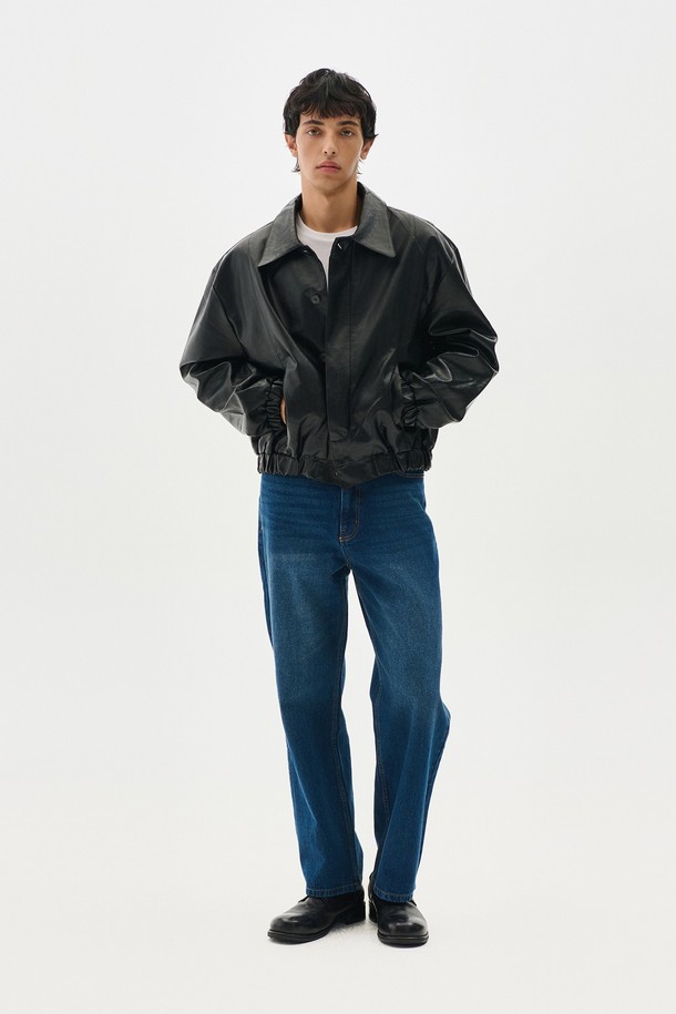 하이드 히든버튼 레더 블루종은 남성용 아우터로, 봄, 가을에 착용하기 좋습니다. 블랙 컬러의 무지 디자인으로 캐주얼, 미니멀, 시크한 스타일을 연출할 수 있습니다. 히든 버튼 여밈 방식과 레귤러핏으로 깔끔한 실루엣을 자랑하며, 부드러운 촉감의 레더(합성가죽) 소재로 제작되었습니다. 밑단 밴딩 디테일이 있으며, 데이트룩이나 모임룩에 활용하기 좋습니다. 긴소매 기장의 레귤러 기장 블루종입니다.
