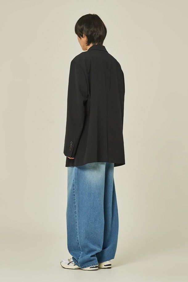 세련된 블랙 컬러의 치스윅 빅 오버 블레이저입니다. 여성용으로, 봄, 가을에 착용하기 좋은 두께감의 블레이저입니다. 오버핏으로 제작되어 트렌디한 스타일을 연출하며, 숄더 패드와 포켓 디테일이 돋보입니다. 싱글 버튼 여밈 방식과 레귤러 기장으로, 오피스룩, 비즈니스 캐주얼, 모임룩 등 다양한 TPO에 활용 가능합니다. 미니멀하고 시크한 스타일을 선호하는 분들께 추천합니다.
