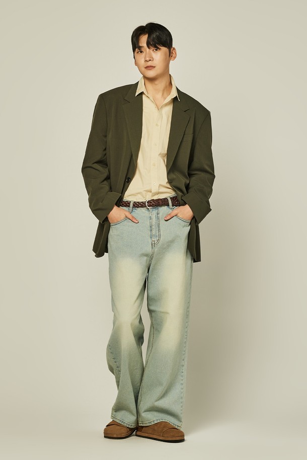 치스윅 빅 오버 블레이저는 남성용 아우터로, 봄, 가을에 착용하기 좋은 두꺼운 두께감의 블레이저입니다. 카키와 올리브 두 가지 색상으로 출시되었으며, 캐주얼, 클래식, 미니멀 스타일을 모두 아우르는 디자인입니다. 오버핏 실루엣과 싱글 버튼 여밈 방식이 특징이며, 출근룩, 비즈니스 캐주얼, 모임룩 등 다양한 TPO에 활용할 수 있습니다. 긴 소매 기장과 무지 패턴으로 깔끔한 느낌을 줍니다. 
