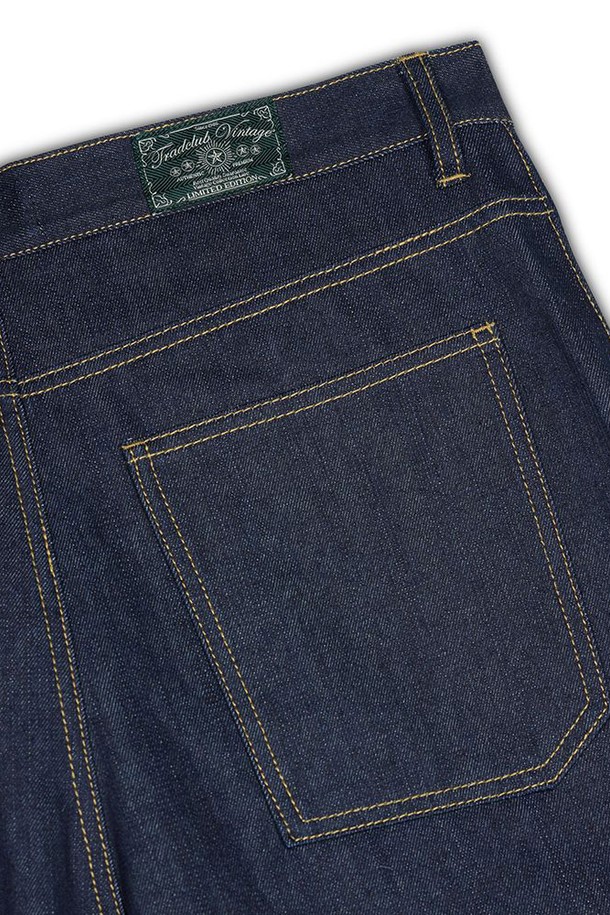 네이비, 진청 컬러의 탭로우 원턱 데님 와이드 팬츠입니다. 봄, 가을에 어울리는 긴 기장의 데님 팬츠로, 캐주얼 및 베이직 스타일을 연출하기 좋습니다. 뻣뻣한 촉감의 데님 소재로 제작되었으며, 넉넉한 루즈핏으로 편안한 착용감을 선사합니다. 허리 부분에 원턱 디테일이 있어, 클래식하고 미니멀한 무드를 더합니다. 일상복으로 활용하기 좋은 데님 팬츠입니다.
