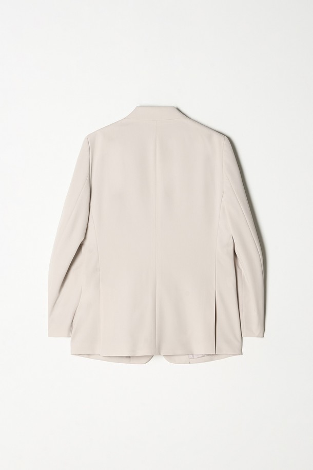 트래드클럽 캔터베리 106 레귤러 셋업 수트 (6COLORS)는 남성 고객을 위한 포멀하고 클래식한 스타일의 정장 수트입니다. 울 소재로 제작되어 부드러운 촉감을 선사하며, 봄, 가을, 겨울 세 계절에 걸쳐 착용하기 좋습니다. 싱글 버튼에 레귤러 핏으로 제작되어 깔끔하고 세련된 실루엣을 연출합니다. 베이지, 블랙, 네이비, 그레이, 브라운, 화이트 6가지 다채로운 컬러 옵션으로 오피스룩, 비즈니스 캐주얼, 출근룩 등 다양한 TPO에 활용할 수 있습니다. 무지 디자인으로 미니멀한 스타일을 선호하는 분들께 추천합니다.
