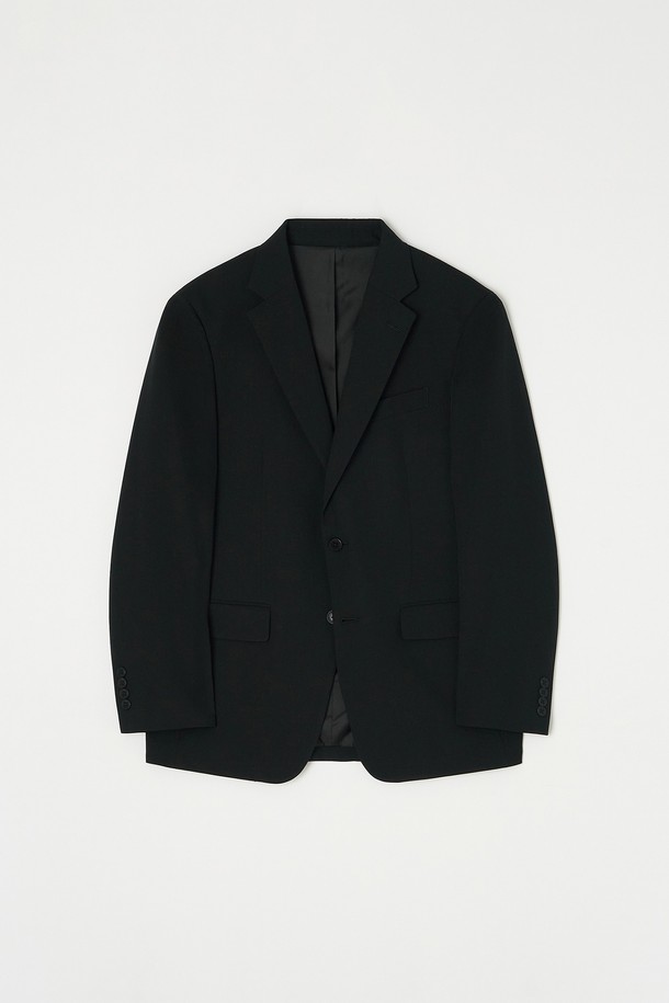 트래드클럽 캔터베리 106 레귤러 셋업 수트 (6가지 컬러)는 남성 고객을 위한 포멀하고 클래식한 스타일의 정장 수트입니다. 울 소재로 제작되어 부드러운 촉감과 두꺼운 두께감으로 따뜻함을 제공하며, 봄, 가을, 겨울 계절에 적합합니다. 레귤러핏 싱글버튼 디자인으로, 일상, 비즈니스, 오피스룩, 비즈니스 캐주얼, 출근룩 등 다양한 TPO에 활용 가능합니다. 블랙, 네이비, 그레이, 브라운, 베이지, 차콜 6가지 컬러 옵션으로 제공됩니다. 미니멀한 디자인과 셋업 구성으로 세련된 스타일을 연출할 수 있습니다.
