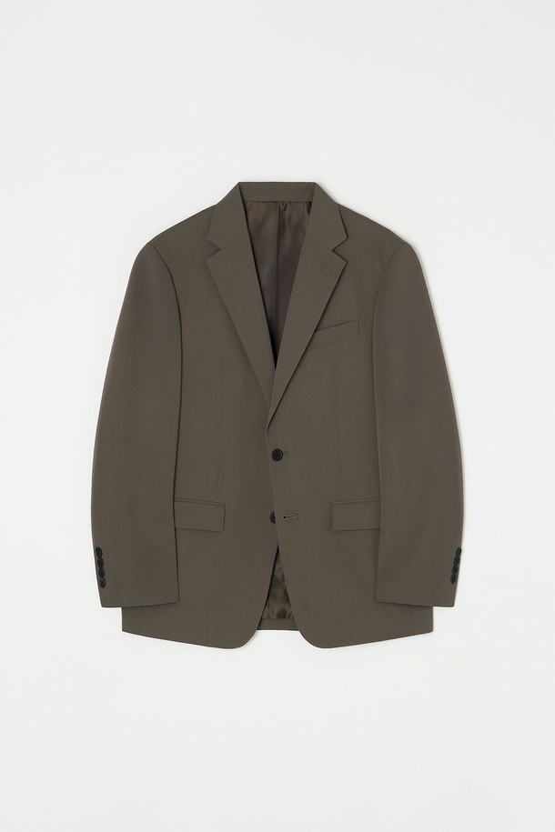 트래드클럽 캔터베리106 레귤러 셋업 수트 (6COLORS)는 부드러운 울 소재로 제작되어 편안한 착용감을 선사합니다. 남성용 정장 수트로, 봄, 가을, 겨울 세 계절 모두 활용 가능하며, 일상과 포멀한 자리 모두에 적합합니다. 클래식하고 포멀한 스타일의 무지 디자인에 레귤러핏으로 제작되었으며, 싱글 버튼 여밈 방식으로 깔끔함을 더했습니다. 오피스룩, 출근룩, 모임룩 등 다양한 TPO에 맞춰 미니멀하고 시크한 스타일을 연출할 수 있습니다. 브라운 컬러를 포함한 6가지 다채로운 색상으로 만나보세요.
