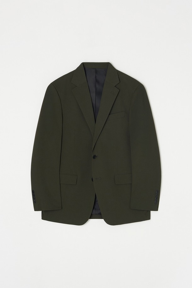 트래드클럽 캔터베리 106 레귤러 셋업 수트 (6가지 컬러)는 남성 고객을 위한 포멀, 클래식 스타일의 수트입니다. 울 소재에 두꺼운 두께감으로 봄, 가을, 겨울 착용에 적합하며, 카키 및 올리브 등 6가지 다채로운 색상으로 제공됩니다. 레귤러핏 싱글 버튼 디자인으로, 오피스룩, 비즈니스 캐주얼, 모임룩 등 TPO에 맞춰 미니멀하고 시크한 스타일을 연출할 수 있습니다. 상의는 레귤러 기장, 소매는 긴 소매로 제작된 셋업 수트입니다.
