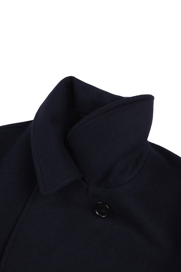 버로우 오버사이즈 울 피코트는 여성용 아우터로, 가을과 겨울에 착용하기 좋은 두꺼운 울 소재의 피코트입니다. 블랙과 네이비 두 가지 색상으로 제공되며, 클래식하고 미니멀한 스타일을 연출합니다. 오버핏 실루엣과 숄더 패드로 세련된 핏을 강조하며, 더블 버튼 여밈 방식으로 디자인되었습니다. 일상, 오피스룩, 출근룩, 모임룩 등 다양한 TPO에 활용 가능하며 클래식, 미니멀, 시크한 스타일을 완성합니다.
