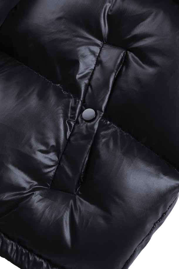 윈드미어 투웨이 푸퍼 패딩 재킷은 겨울철 일상에서 캐주얼하고 스포티한 스타일을 연출하기에 좋은 아이템입니다. 오버핏 디자인과 두꺼운 두께감으로 뛰어난 보온성을 제공하며, 부드러운 촉감의 나일론 소재를 사용하여 편안한 착용감을 선사합니다. 무지 디자인의 블랙 컬러로 어떤 스타일에도 쉽게 매치할 수 있으며, 긴 소매와 투웨이 지퍼 디테일이 실용성을 더합니다. 방풍 기능까지 갖춰 추운 날씨에도 든든하게 몸을 보호해 줍니다.
