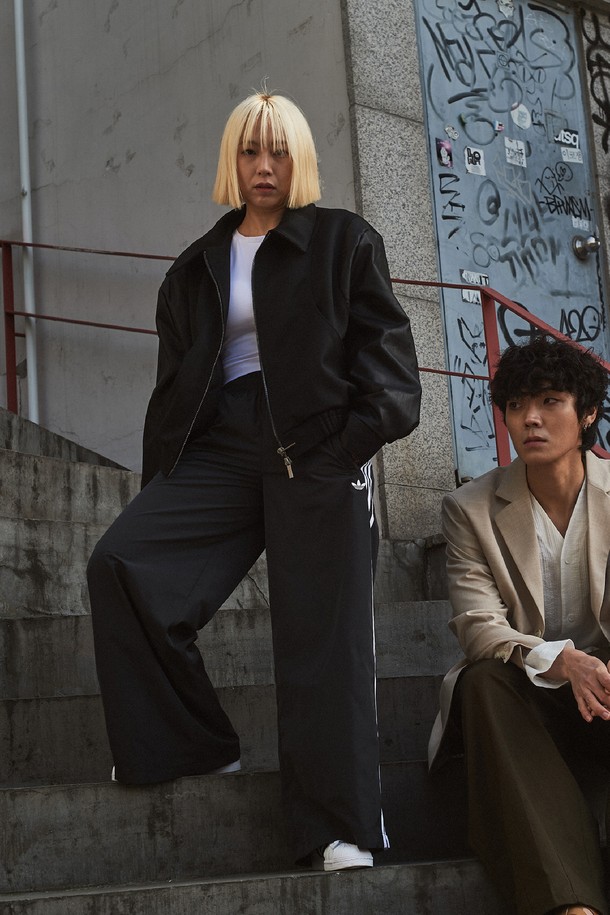 에든버러 커브드 레더 블루종은 남성용 아우터로, 클래식하고 미니멀한 스타일을 추구하는 분들을 위한 블랙 컬러의 가죽 블루종입니다. 봄, 가을에 적합하며, 뻣뻣한 촉감과 두꺼운 두께감이 특징입니다. 레귤러핏으로 제작되었으며, 집업 여밈 방식과 소매 립 디테일, 칼라 디자인이 돋보입니다. 데이트룩, 모임룩, 비즈니스 캐주얼에 활용하기 좋으며, 시크한 매력을 더해줍니다.
