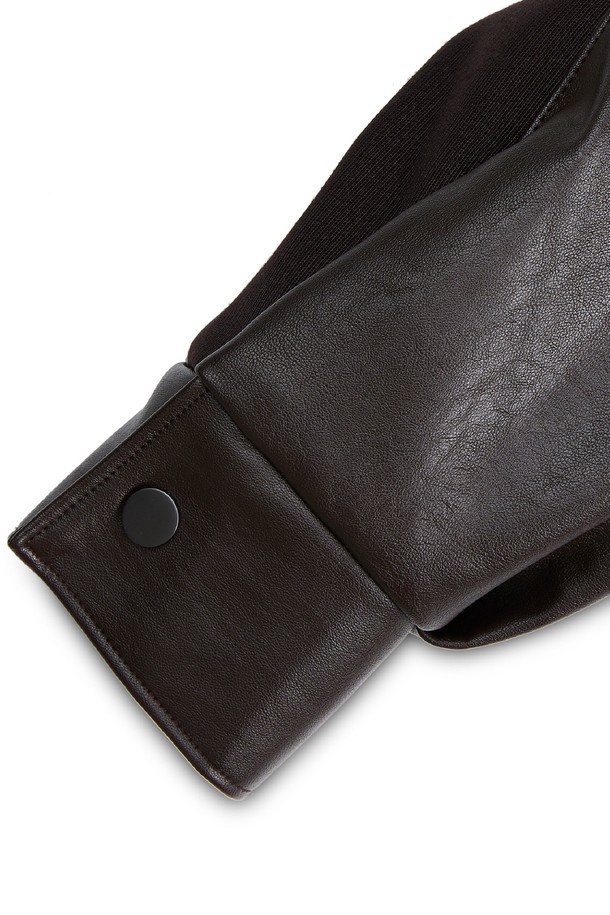 에든버러 커브드 레더 블루종은 클래식한 무드를 선호하는 여성 고객을 위한 아우터입니다. 블랙 컬러의 가죽 소재, 크롭 기장과 레귤러핏으로 제작되어 시크하고 미니멀한 스타일을 연출합니다. 봄, 가을에 착용하기 좋으며, 집업 방식으로 간편하게 여밀 수 있습니다. 특히 퍼프 소매 디테일이 여성스러운 포인트를 더해 데이트룩, 모임룩에 적합합니다.
