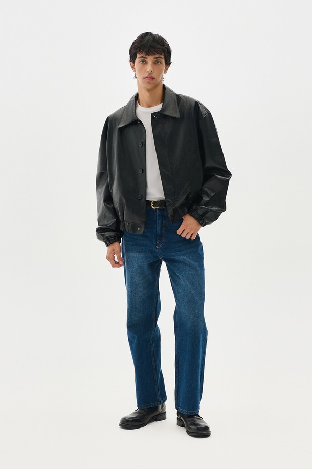 하이드 히든버튼 레더 블루종은 남성용 아우터로, 봄, 가을에 착용하기 좋습니다. 블랙 컬러의 무지 디자인으로 캐주얼, 미니멀, 시크한 스타일을 연출할 수 있습니다. 히든 버튼 여밈 방식과 레귤러핏으로 깔끔한 실루엣을 자랑하며, 부드러운 촉감의 레더(합성가죽) 소재로 제작되었습니다. 밑단 밴딩 디테일이 있으며, 데이트룩이나 모임룩에 활용하기 좋습니다. 긴소매 기장의 레귤러 기장 블루종입니다.
