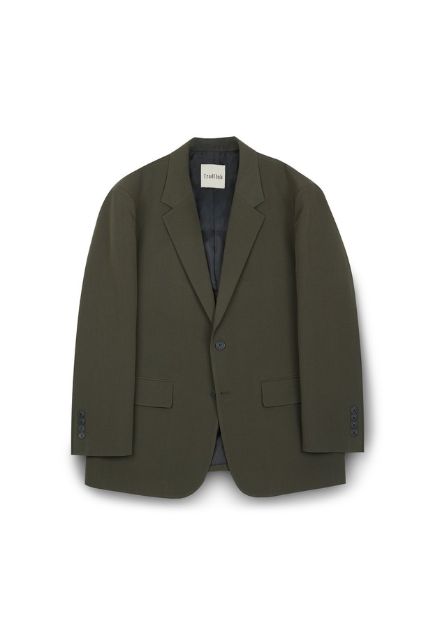 치스윅 빅 오버 블레이저는 남성용 아우터로, 봄, 가을에 착용하기 좋은 두꺼운 두께감의 블레이저입니다. 카키와 올리브 두 가지 색상으로 출시되었으며, 캐주얼, 클래식, 미니멀 스타일을 모두 아우르는 디자인입니다. 오버핏 실루엣과 싱글 버튼 여밈 방식이 특징이며, 출근룩, 비즈니스 캐주얼, 모임룩 등 다양한 TPO에 활용할 수 있습니다. 긴 소매 기장과 무지 패턴으로 깔끔한 느낌을 줍니다. 
