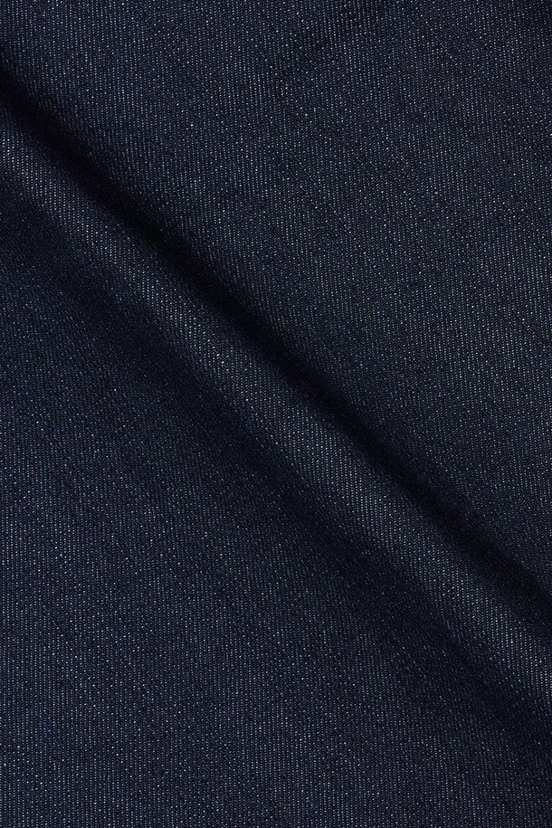 네이비, 진청 컬러의 탭로우 원턱 데님 와이드 팬츠입니다. 봄, 가을에 어울리는 긴 기장의 데님 팬츠로, 캐주얼 및 베이직 스타일을 연출하기 좋습니다. 뻣뻣한 촉감의 데님 소재로 제작되었으며, 넉넉한 루즈핏으로 편안한 착용감을 선사합니다. 허리 부분에 원턱 디테일이 있어, 클래식하고 미니멀한 무드를 더합니다. 일상복으로 활용하기 좋은 데님 팬츠입니다.
