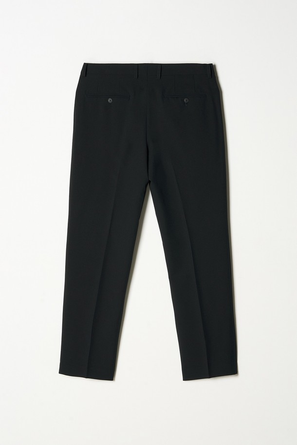 트래드클럽 캔터베리 106 레귤러 셋업 수트 (6가지 컬러)는 남성 고객을 위한 포멀하고 클래식한 스타일의 정장 수트입니다. 울 소재로 제작되어 부드러운 촉감과 두꺼운 두께감으로 따뜻함을 제공하며, 봄, 가을, 겨울 계절에 적합합니다. 레귤러핏 싱글버튼 디자인으로, 일상, 비즈니스, 오피스룩, 비즈니스 캐주얼, 출근룩 등 다양한 TPO에 활용 가능합니다. 블랙, 네이비, 그레이, 브라운, 베이지, 차콜 6가지 컬러 옵션으로 제공됩니다. 미니멀한 디자인과 셋업 구성으로 세련된 스타일을 연출할 수 있습니다.
