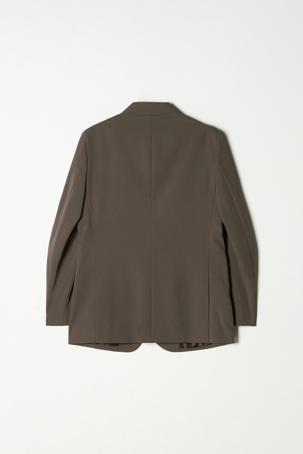 트래드클럽 캔터베리106 레귤러 셋업 수트 (6COLORS)는 부드러운 울 소재로 제작되어 편안한 착용감을 선사합니다. 남성용 정장 수트로, 봄, 가을, 겨울 세 계절 모두 활용 가능하며, 일상과 포멀한 자리 모두에 적합합니다. 클래식하고 포멀한 스타일의 무지 디자인에 레귤러핏으로 제작되었으며, 싱글 버튼 여밈 방식으로 깔끔함을 더했습니다. 오피스룩, 출근룩, 모임룩 등 다양한 TPO에 맞춰 미니멀하고 시크한 스타일을 연출할 수 있습니다. 브라운 컬러를 포함한 6가지 다채로운 색상으로 만나보세요.
