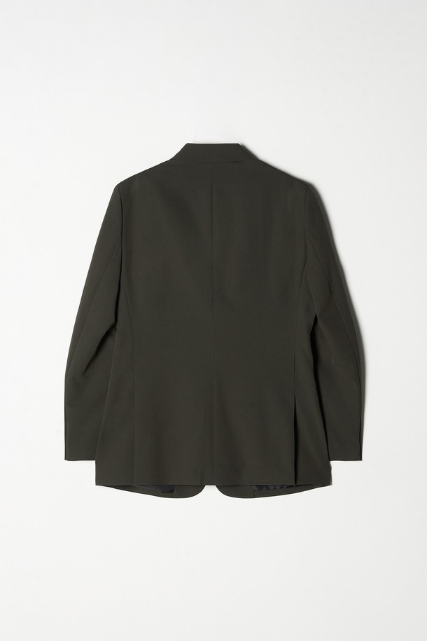 트래드클럽 캔터베리 106 레귤러 셋업 수트 (6가지 컬러)는 남성 고객을 위한 포멀, 클래식 스타일의 수트입니다. 울 소재에 두꺼운 두께감으로 봄, 가을, 겨울 착용에 적합하며, 카키 및 올리브 등 6가지 다채로운 색상으로 제공됩니다. 레귤러핏 싱글 버튼 디자인으로, 오피스룩, 비즈니스 캐주얼, 모임룩 등 TPO에 맞춰 미니멀하고 시크한 스타일을 연출할 수 있습니다. 상의는 레귤러 기장, 소매는 긴 소매로 제작된 셋업 수트입니다.
