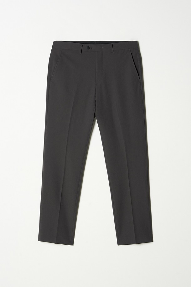 트래드클럽 캔터베리 106 레귤러 셋업 수트는 남성 고객을 위한 클래식하고 포멀한 스타일의 정장 수트입니다. 부드러운 촉감의 폴리에스테르와 울 혼방 소재로 제작되었으며, 봄, 가을, 겨울 세 계절에 걸쳐 착용 가능합니다. 6가지 다채로운 컬러(블랙, 그레이, 네이비, 브라운, 베이지, 차콜)로 출시되어 폭넓은 선택지를 제공합니다. 셋업 구성으로 오피스룩, 비즈니스 캐주얼, 출근룩 등 다양한 TPO에 활용 가능하며, 레귤러 핏과 싱글 버튼 여밈으로 깔끔한 실루엣을 연출합니다. 무지 디자인으로 미니멀하고 세련된 분위기를 자아냅니다.
