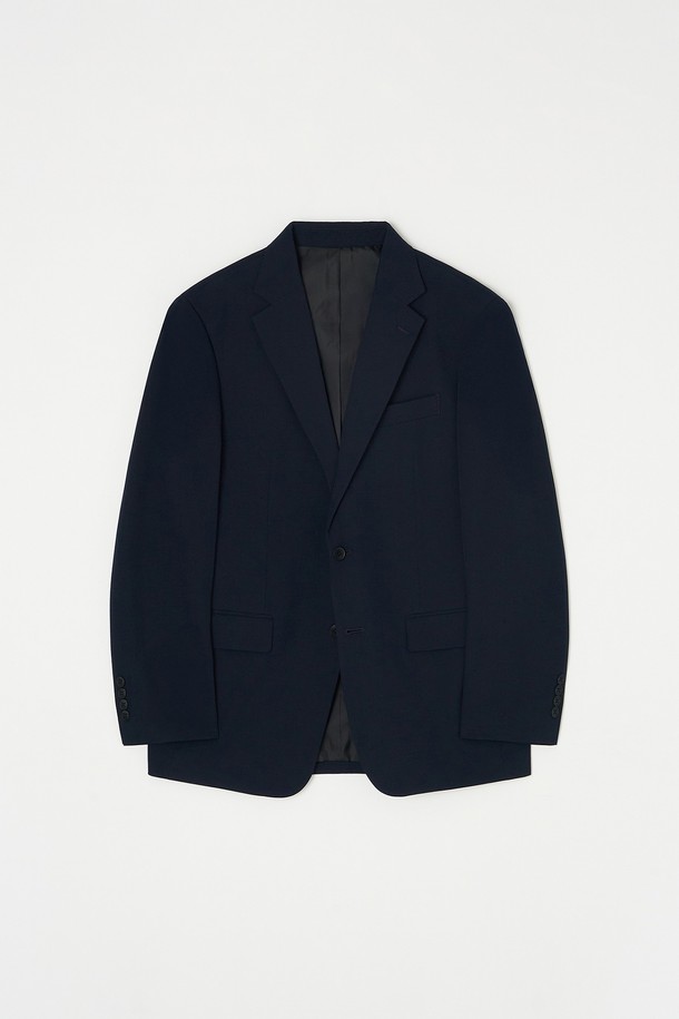 트래드클럽 캔터베리 106 레귤러 셋업 수트는 남성 고객을 위한 포멀한 스타일의 정장 수트입니다. 울 소재로 제작되어 부드러운 촉감과 보통 두께감으로 봄, 가을, 겨울 시즌에 착용하기 좋습니다. 네이비, 블랙, 그레이, 브라운, 베이지, 차콜 등 6가지 다채로운 컬러 옵션을 제공하며, 싱글 버튼 여밈 방식과 레귤러 핏으로 클래식하고 미니멀한 디자인을 완성했습니다. 오피스룩, 비즈니스 캐주얼, 출근룩 등 다양한 TPO에 활용 가능하며, 셋업 구성으로 세련된 스타일을 연출할 수 있습니다.
