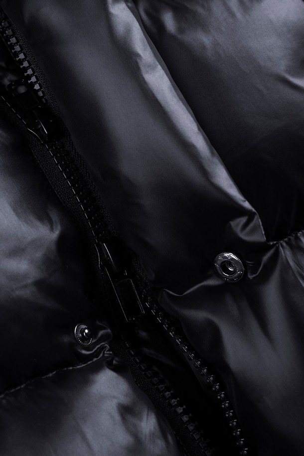 윈드미어 투웨이 푸퍼 패딩 재킷은 겨울철 일상에서 캐주얼하고 스포티한 스타일을 연출하기에 좋은 아이템입니다. 오버핏 디자인과 두꺼운 두께감으로 뛰어난 보온성을 제공하며, 부드러운 촉감의 나일론 소재를 사용하여 편안한 착용감을 선사합니다. 무지 디자인의 블랙 컬러로 어떤 스타일에도 쉽게 매치할 수 있으며, 긴 소매와 투웨이 지퍼 디테일이 실용성을 더합니다. 방풍 기능까지 갖춰 추운 날씨에도 든든하게 몸을 보호해 줍니다.
