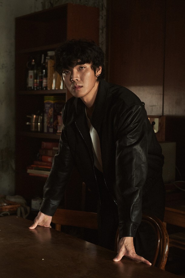 에든버러 커브드 레더 블루종은 남성용 아우터로, 클래식하고 미니멀한 스타일을 추구하는 분들을 위한 블랙 컬러의 가죽 블루종입니다. 봄, 가을에 적합하며, 뻣뻣한 촉감과 두꺼운 두께감이 특징입니다. 레귤러핏으로 제작되었으며, 집업 여밈 방식과 소매 립 디테일, 칼라 디자인이 돋보입니다. 데이트룩, 모임룩, 비즈니스 캐주얼에 활용하기 좋으며, 시크한 매력을 더해줍니다.
