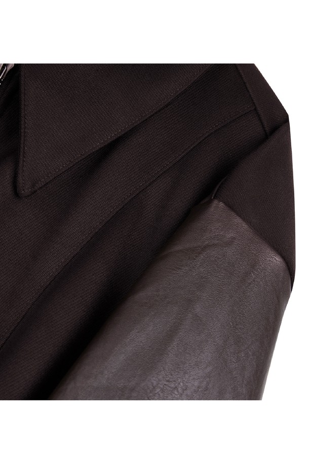 에든버러 커브드 레더 블루종은 클래식한 무드를 선호하는 여성 고객을 위한 아우터입니다. 블랙 컬러의 가죽 소재, 크롭 기장과 레귤러핏으로 제작되어 시크하고 미니멀한 스타일을 연출합니다. 봄, 가을에 착용하기 좋으며, 집업 방식으로 간편하게 여밀 수 있습니다. 특히 퍼프 소매 디테일이 여성스러운 포인트를 더해 데이트룩, 모임룩에 적합합니다.
