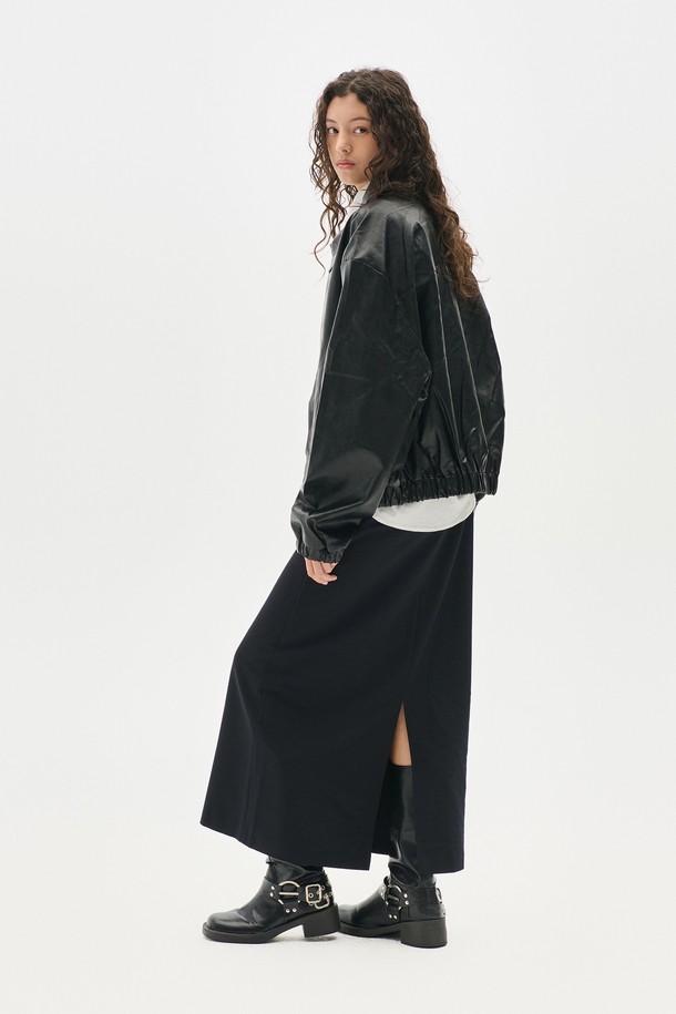 하이드 히든버튼 레더 블루종은 남성용 아우터로, 봄, 가을에 착용하기 좋습니다. 블랙 컬러의 무지 디자인으로 캐주얼, 미니멀, 시크한 스타일을 연출할 수 있습니다. 히든 버튼 여밈 방식과 레귤러핏으로 깔끔한 실루엣을 자랑하며, 부드러운 촉감의 레더(합성가죽) 소재로 제작되었습니다. 밑단 밴딩 디테일이 있으며, 데이트룩이나 모임룩에 활용하기 좋습니다. 긴소매 기장의 레귤러 기장 블루종입니다.
