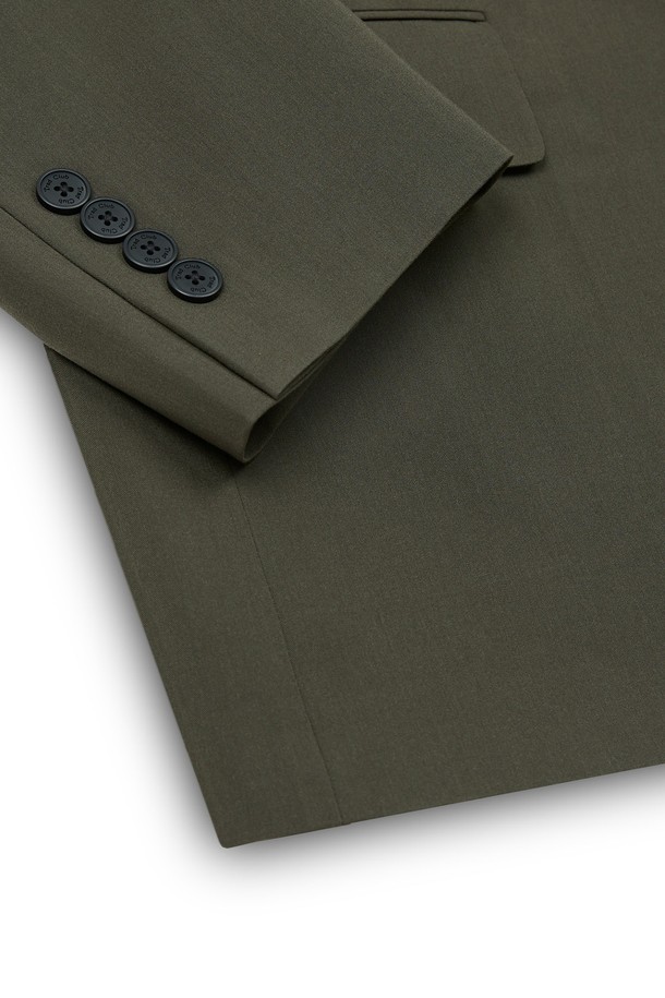 치스윅 빅 오버 블레이저는 남성용 아우터로, 봄, 가을에 착용하기 좋은 두꺼운 두께감의 블레이저입니다. 카키와 올리브 두 가지 색상으로 출시되었으며, 캐주얼, 클래식, 미니멀 스타일을 모두 아우르는 디자인입니다. 오버핏 실루엣과 싱글 버튼 여밈 방식이 특징이며, 출근룩, 비즈니스 캐주얼, 모임룩 등 다양한 TPO에 활용할 수 있습니다. 긴 소매 기장과 무지 패턴으로 깔끔한 느낌을 줍니다. 
