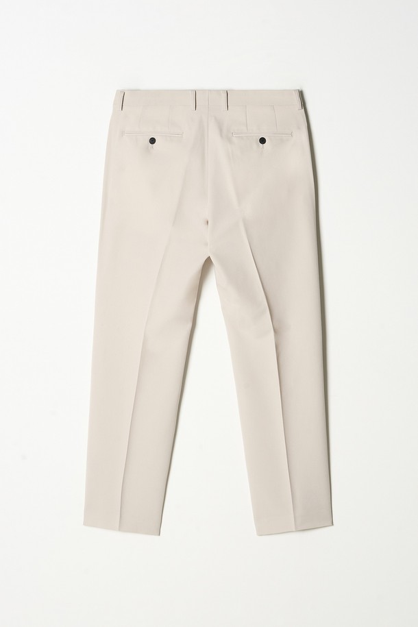 트래드클럽 캔터베리 106 레귤러 셋업 수트 (6COLORS)는 남성 고객을 위한 포멀하고 클래식한 스타일의 정장 수트입니다. 울 소재로 제작되어 부드러운 촉감을 선사하며, 봄, 가을, 겨울 세 계절에 걸쳐 착용하기 좋습니다. 싱글 버튼에 레귤러 핏으로 제작되어 깔끔하고 세련된 실루엣을 연출합니다. 베이지, 블랙, 네이비, 그레이, 브라운, 화이트 6가지 다채로운 컬러 옵션으로 오피스룩, 비즈니스 캐주얼, 출근룩 등 다양한 TPO에 활용할 수 있습니다. 무지 디자인으로 미니멀한 스타일을 선호하는 분들께 추천합니다.
