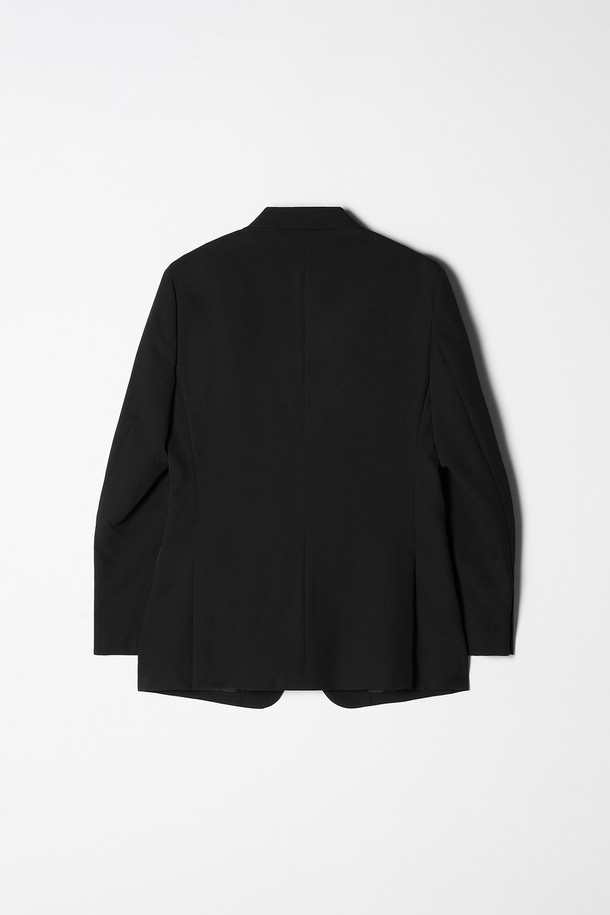 트래드클럽 캔터베리 106 레귤러 셋업 수트 (6가지 컬러)는 남성 고객을 위한 포멀하고 클래식한 스타일의 정장 수트입니다. 울 소재로 제작되어 부드러운 촉감과 두꺼운 두께감으로 따뜻함을 제공하며, 봄, 가을, 겨울 계절에 적합합니다. 레귤러핏 싱글버튼 디자인으로, 일상, 비즈니스, 오피스룩, 비즈니스 캐주얼, 출근룩 등 다양한 TPO에 활용 가능합니다. 블랙, 네이비, 그레이, 브라운, 베이지, 차콜 6가지 컬러 옵션으로 제공됩니다. 미니멀한 디자인과 셋업 구성으로 세련된 스타일을 연출할 수 있습니다.
