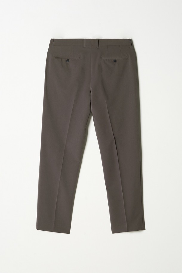 트래드클럽 캔터베리106 레귤러 셋업 수트 (6COLORS)는 부드러운 울 소재로 제작되어 편안한 착용감을 선사합니다. 남성용 정장 수트로, 봄, 가을, 겨울 세 계절 모두 활용 가능하며, 일상과 포멀한 자리 모두에 적합합니다. 클래식하고 포멀한 스타일의 무지 디자인에 레귤러핏으로 제작되었으며, 싱글 버튼 여밈 방식으로 깔끔함을 더했습니다. 오피스룩, 출근룩, 모임룩 등 다양한 TPO에 맞춰 미니멀하고 시크한 스타일을 연출할 수 있습니다. 브라운 컬러를 포함한 6가지 다채로운 색상으로 만나보세요.
