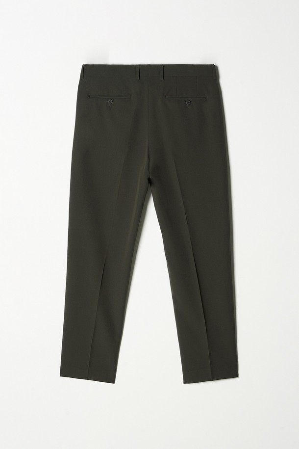 트래드클럽 캔터베리 106 레귤러 셋업 수트 (6가지 컬러)는 남성 고객을 위한 포멀, 클래식 스타일의 수트입니다. 울 소재에 두꺼운 두께감으로 봄, 가을, 겨울 착용에 적합하며, 카키 및 올리브 등 6가지 다채로운 색상으로 제공됩니다. 레귤러핏 싱글 버튼 디자인으로, 오피스룩, 비즈니스 캐주얼, 모임룩 등 TPO에 맞춰 미니멀하고 시크한 스타일을 연출할 수 있습니다. 상의는 레귤러 기장, 소매는 긴 소매로 제작된 셋업 수트입니다.
