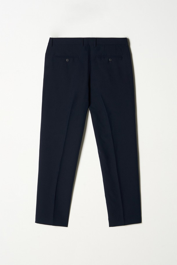 트래드클럽 캔터베리 106 레귤러 셋업 수트는 남성 고객을 위한 포멀한 스타일의 정장 수트입니다. 울 소재로 제작되어 부드러운 촉감과 보통 두께감으로 봄, 가을, 겨울 시즌에 착용하기 좋습니다. 네이비, 블랙, 그레이, 브라운, 베이지, 차콜 등 6가지 다채로운 컬러 옵션을 제공하며, 싱글 버튼 여밈 방식과 레귤러 핏으로 클래식하고 미니멀한 디자인을 완성했습니다. 오피스룩, 비즈니스 캐주얼, 출근룩 등 다양한 TPO에 활용 가능하며, 셋업 구성으로 세련된 스타일을 연출할 수 있습니다.
