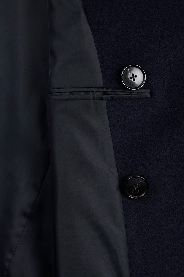 버로우 오버사이즈 울 피코트는 여성용 아우터로, 가을과 겨울에 착용하기 좋은 두꺼운 울 소재의 피코트입니다. 블랙과 네이비 두 가지 색상으로 제공되며, 클래식하고 미니멀한 스타일을 연출합니다. 오버핏 실루엣과 숄더 패드로 세련된 핏을 강조하며, 더블 버튼 여밈 방식으로 디자인되었습니다. 일상, 오피스룩, 출근룩, 모임룩 등 다양한 TPO에 활용 가능하며 클래식, 미니멀, 시크한 스타일을 완성합니다.
