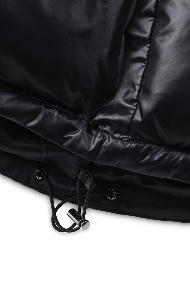 윈드미어 투웨이 푸퍼 패딩 재킷은 겨울철 일상에서 캐주얼하고 스포티한 스타일을 연출하기에 좋은 아이템입니다. 오버핏 디자인과 두꺼운 두께감으로 뛰어난 보온성을 제공하며, 부드러운 촉감의 나일론 소재를 사용하여 편안한 착용감을 선사합니다. 무지 디자인의 블랙 컬러로 어떤 스타일에도 쉽게 매치할 수 있으며, 긴 소매와 투웨이 지퍼 디테일이 실용성을 더합니다. 방풍 기능까지 갖춰 추운 날씨에도 든든하게 몸을 보호해 줍니다.
