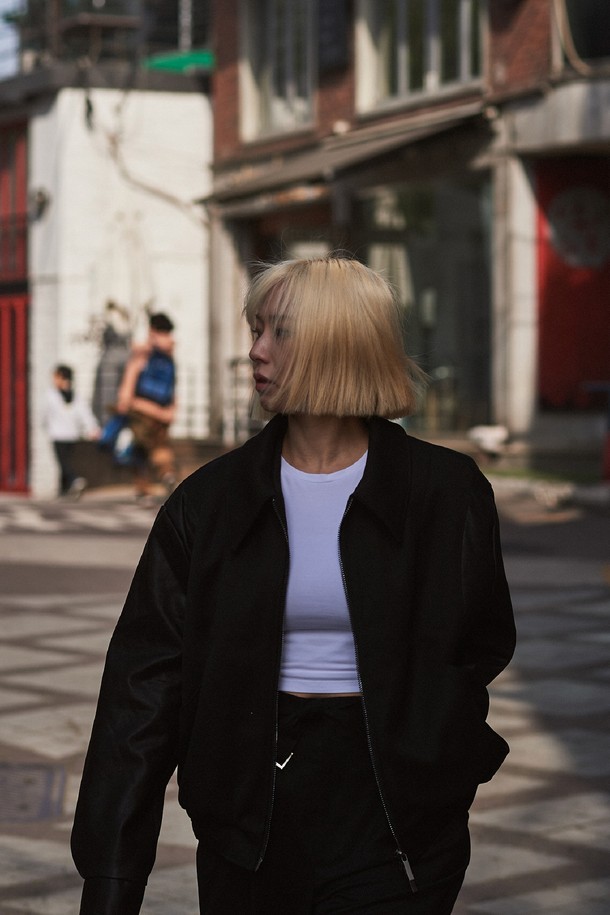 에든버러 커브드 레더 블루종은 남성용 아우터로, 클래식하고 미니멀한 스타일을 추구하는 분들을 위한 블랙 컬러의 가죽 블루종입니다. 봄, 가을에 적합하며, 뻣뻣한 촉감과 두꺼운 두께감이 특징입니다. 레귤러핏으로 제작되었으며, 집업 여밈 방식과 소매 립 디테일, 칼라 디자인이 돋보입니다. 데이트룩, 모임룩, 비즈니스 캐주얼에 활용하기 좋으며, 시크한 매력을 더해줍니다.
