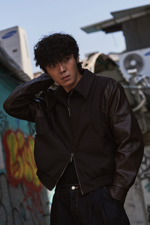 에든버러 커브드 레더 블루종은 클래식한 무드를 선호하는 여성 고객을 위한 아우터입니다. 블랙 컬러의 가죽 소재, 크롭 기장과 레귤러핏으로 제작되어 시크하고 미니멀한 스타일을 연출합니다. 봄, 가을에 착용하기 좋으며, 집업 방식으로 간편하게 여밀 수 있습니다. 특히 퍼프 소매 디테일이 여성스러운 포인트를 더해 데이트룩, 모임룩에 적합합니다.
